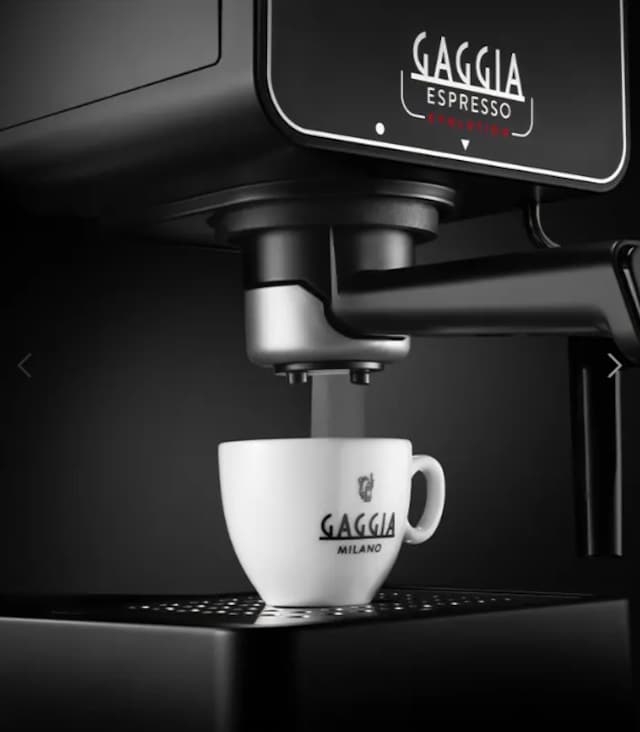 Gaggia Espresso Evolution schwarz mit Tasse