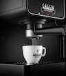 Gaggia Espresso Evolution schwarz mit Tasse