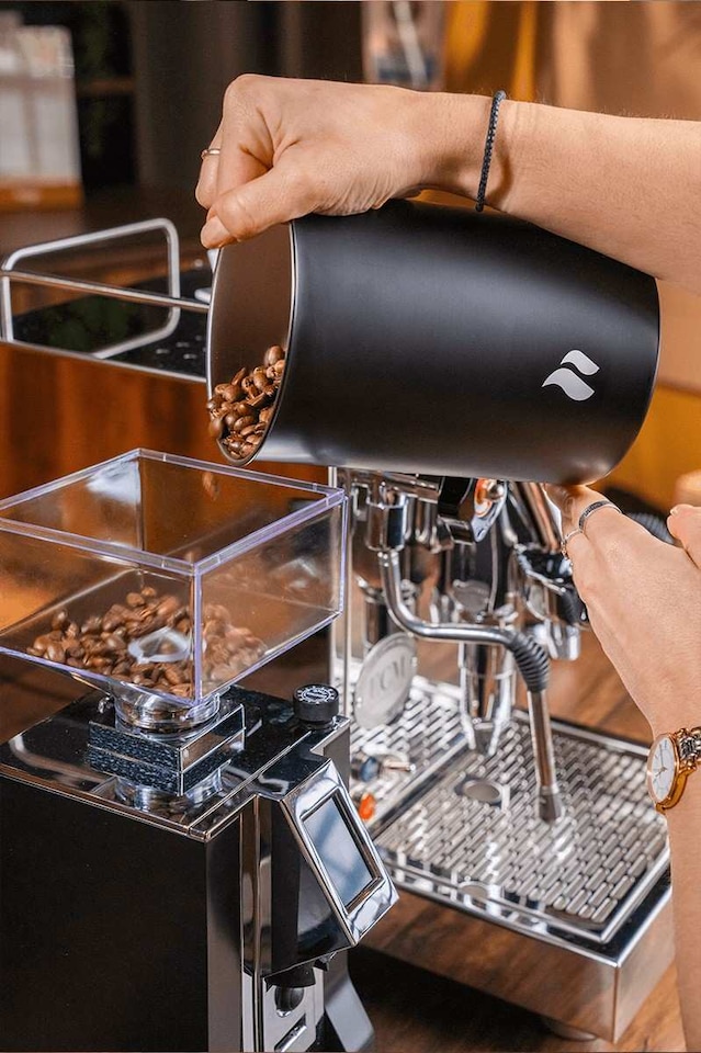 Airscape roastmarket Airtight Coffee Canister 500g in use
